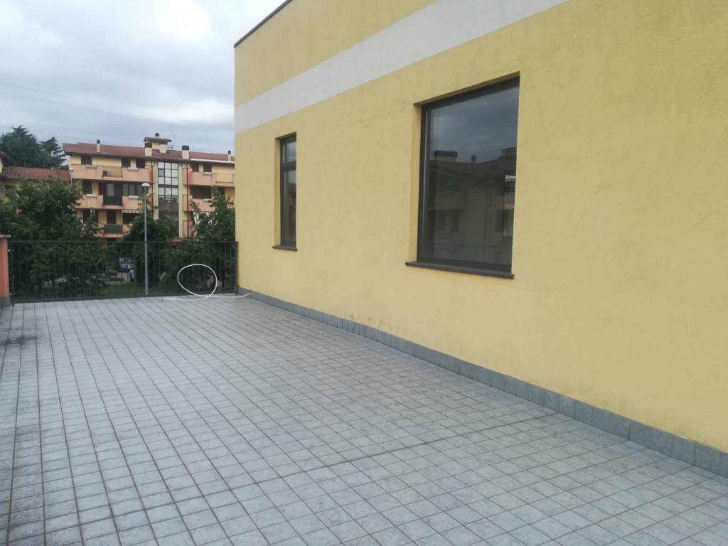 negozio in vendita a Roncello