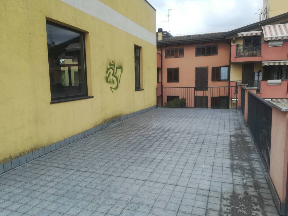 negozio in vendita a Roncello