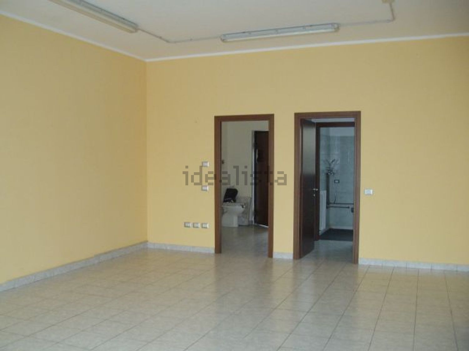 negozio in vendita a Roncello