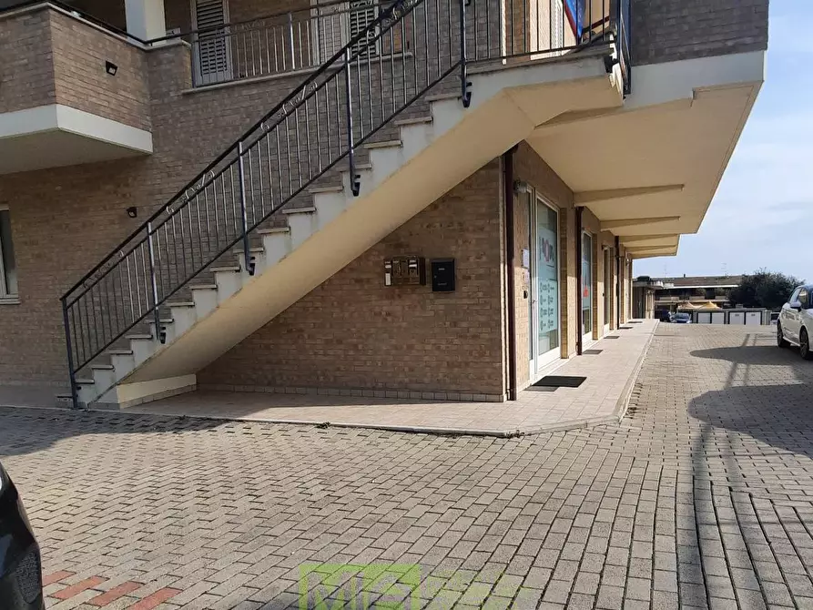 locale commerciale in vendita ad Altidona in zona Marina di Altidona