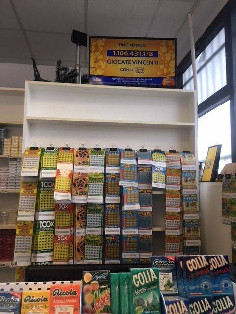 locale commerciale in vendita ad Altidona in zona Marina di Altidona