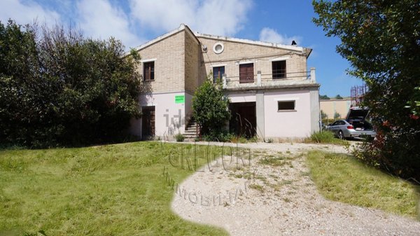 casa indipendente in vendita ad Altidona in zona Marina di Altidona