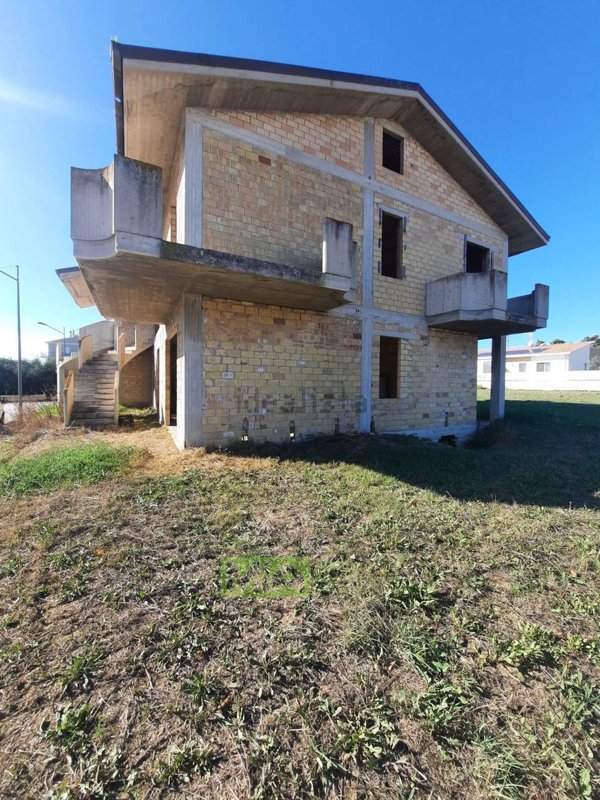 esavano in vendita ad Altidona in zona Marina di Altidona