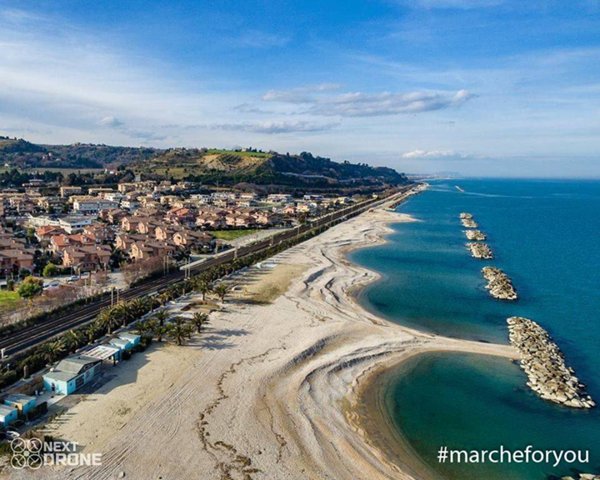 negozio in vendita ad Altidona in zona Marina di Altidona