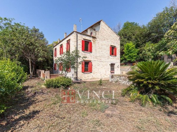 casa indipendente in vendita ad Altidona in zona Marina di Altidona