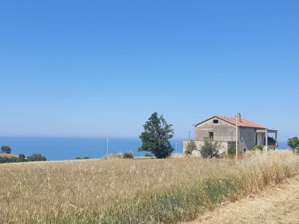 casa indipendente in vendita ad Altidona in zona Marina di Altidona