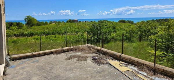 casa indipendente in vendita ad Altidona in zona Marina di Altidona