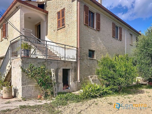 casa indipendente in vendita ad Altidona in zona Marina di Altidona