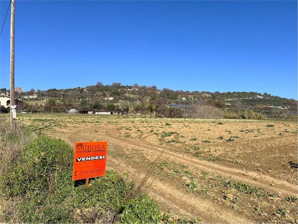terreno agricolo in vendita ad Altidona in zona Marina di Altidona