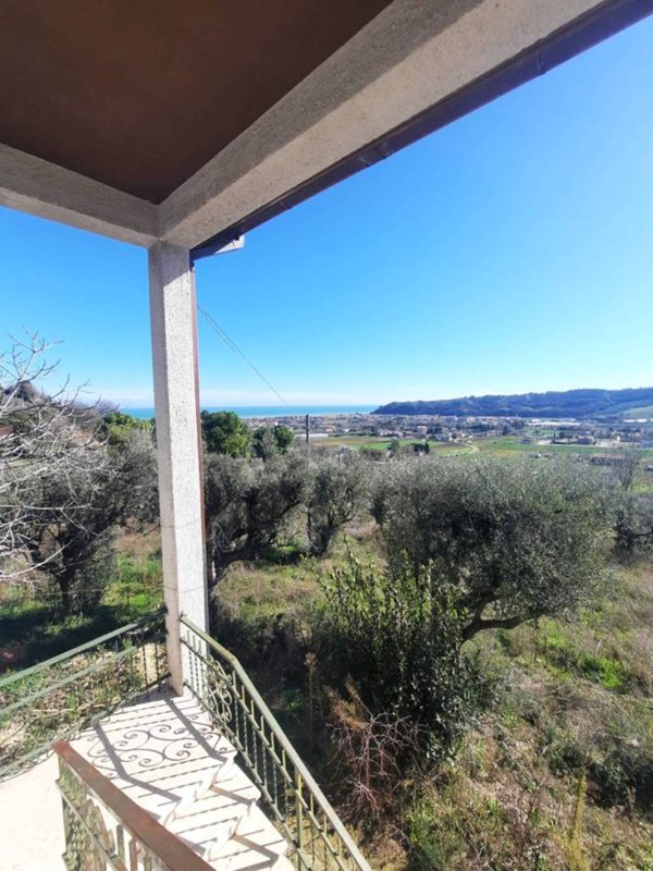 casa indipendente in vendita ad Altidona in zona Marina di Altidona