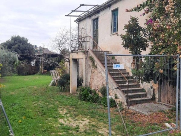 locale commerciale in vendita ad Altidona in zona Marina di Altidona