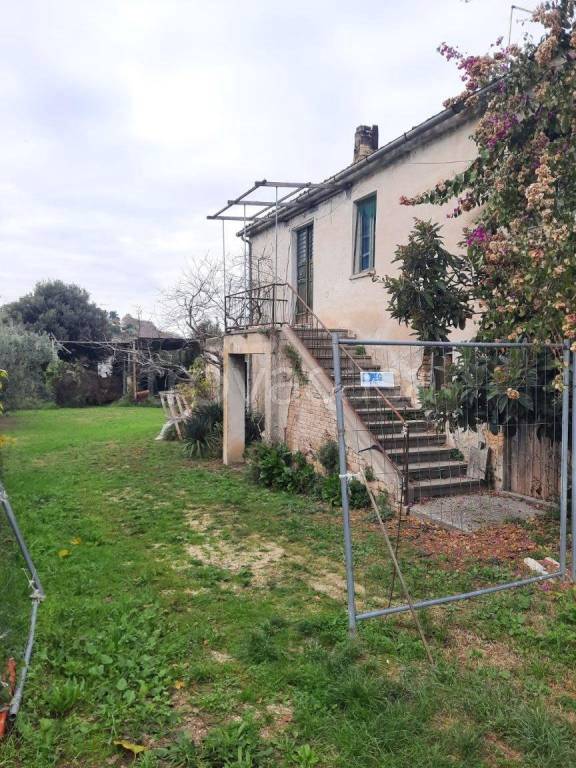 locale commerciale in vendita ad Altidona in zona Marina di Altidona