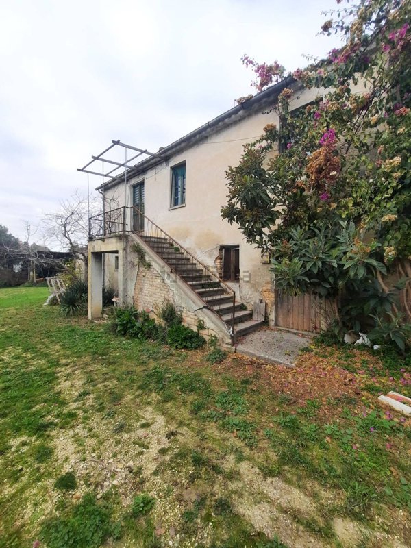 locale di sgombero in vendita ad Altidona in zona Marina di Altidona