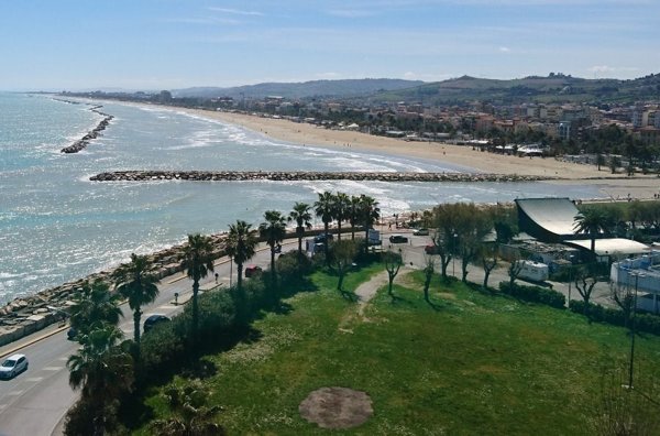 negozio in vendita ad Altidona in zona Marina di Altidona
