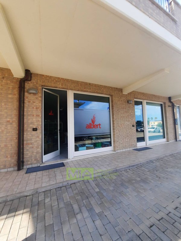 locale commerciale in vendita ad Altidona in zona Marina di Altidona