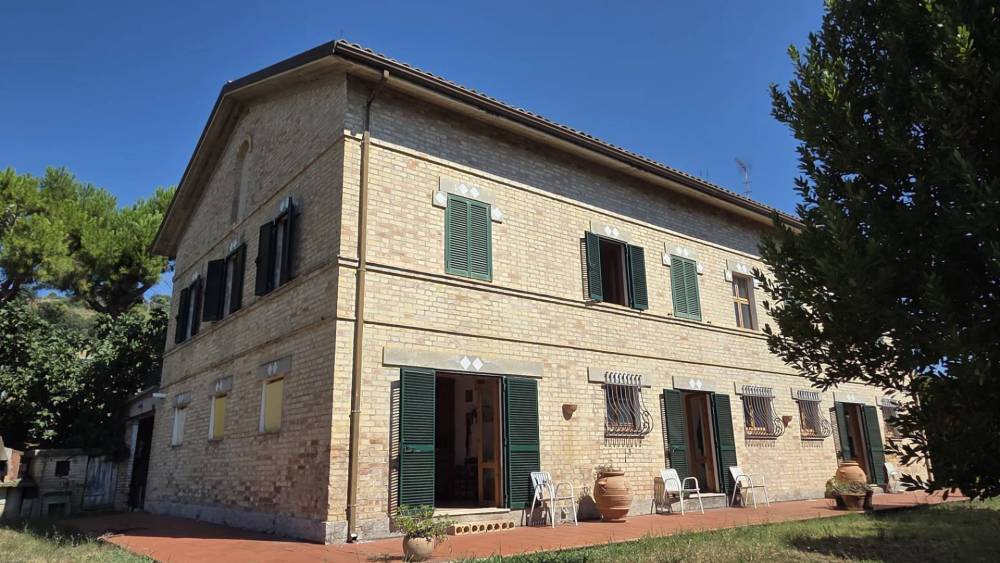 casa indipendente in vendita ad Altidona in zona Marina di Altidona