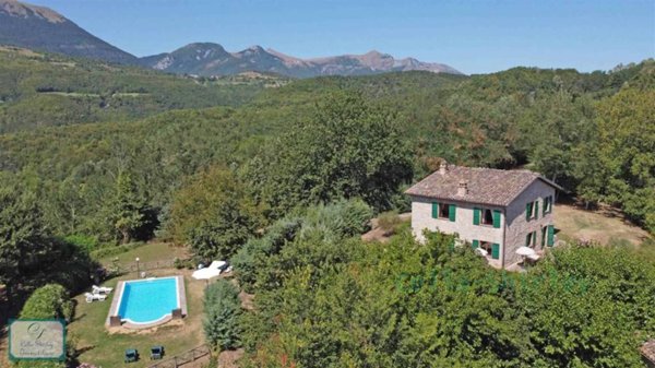 casa indipendente in vendita ad Amandola in zona Vidoni