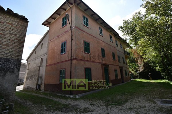 casa indipendente in vendita ad Amandola
