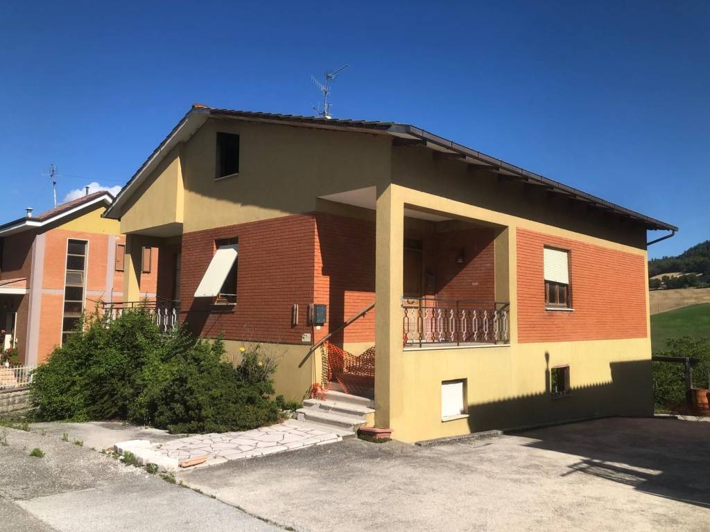 casa indipendente in vendita ad Amandola in zona Casa Tasso
