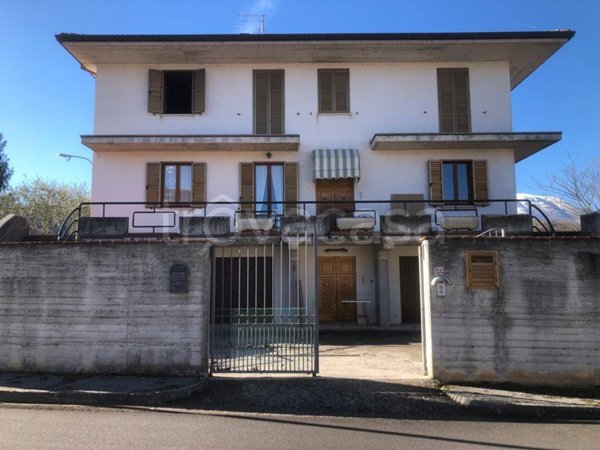 casa indipendente in vendita ad Amandola in zona Rustici