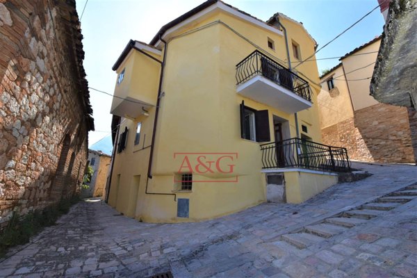 casa indipendente in vendita ad Amandola