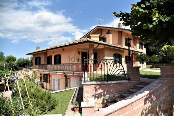 casa indipendente in vendita ad Amandola in zona Casa Tasso