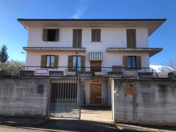 casa indipendente in vendita ad Amandola in zona Rustici