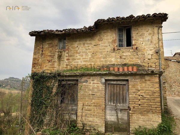 casa indipendente in vendita ad Amandola in zona Verri