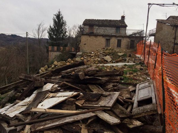casa indipendente in vendita ad Amandola in zona Verri