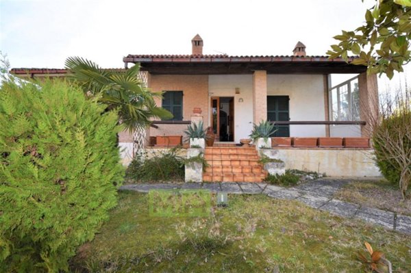 casa indipendente in vendita ad Amandola in zona Rustici