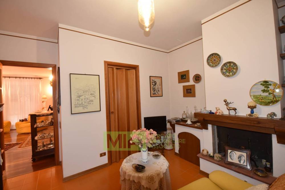 casa indipendente in vendita ad Amandola in zona Rustici