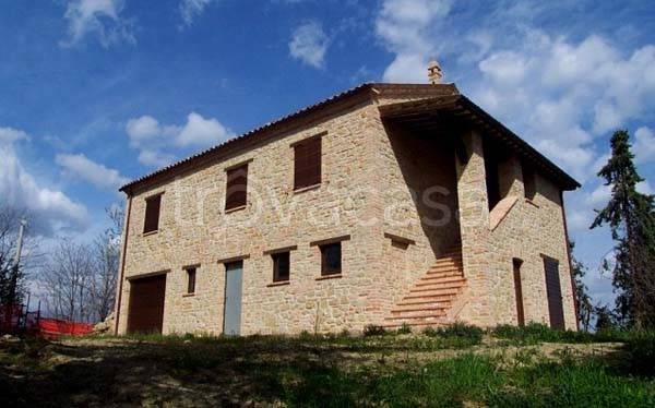 casa indipendente in vendita ad Amandola in zona Marnacchia