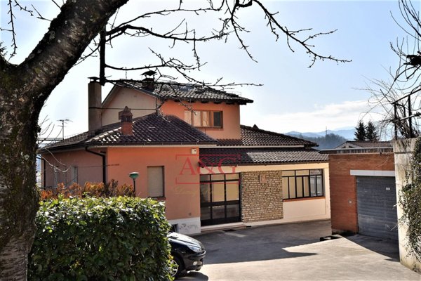 casa indipendente in vendita ad Amandola