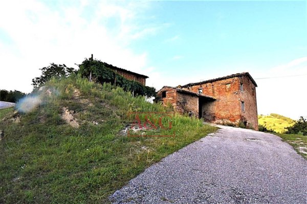 casa indipendente in vendita ad Amandola in zona Rustici