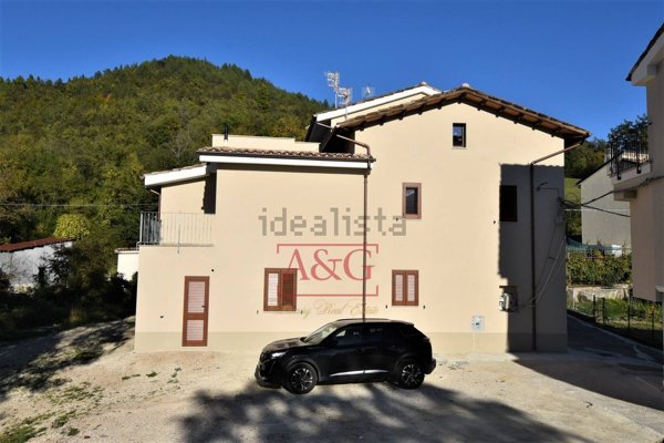 casa indipendente in vendita ad Amandola in zona Salvi