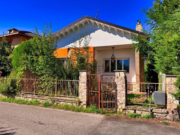 casa indipendente in vendita ad Amandola in zona Taccarelli