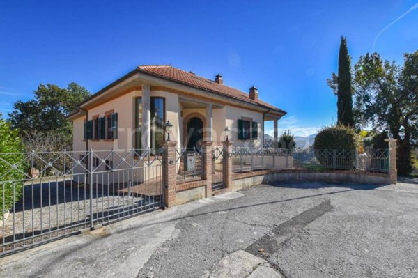 casa indipendente in vendita ad Amandola in zona Rustici