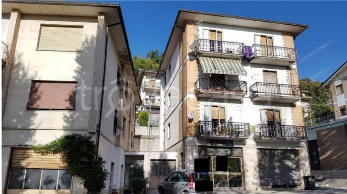 negozio in vendita ad Amandola