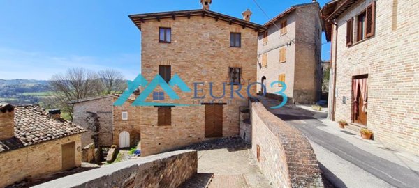 casa indipendente in vendita ad Amandola