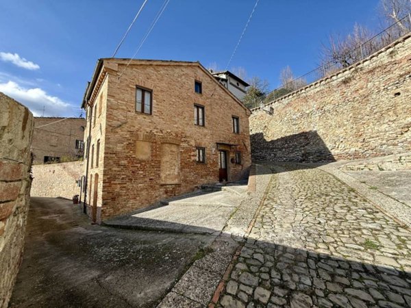 casa indipendente in vendita ad Amandola