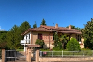 casa indipendente in vendita ad Amandola in zona Rustici