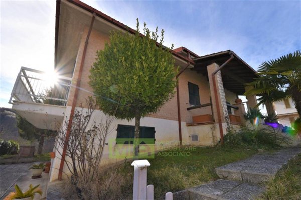 casa indipendente in vendita ad Amandola in zona Rustici