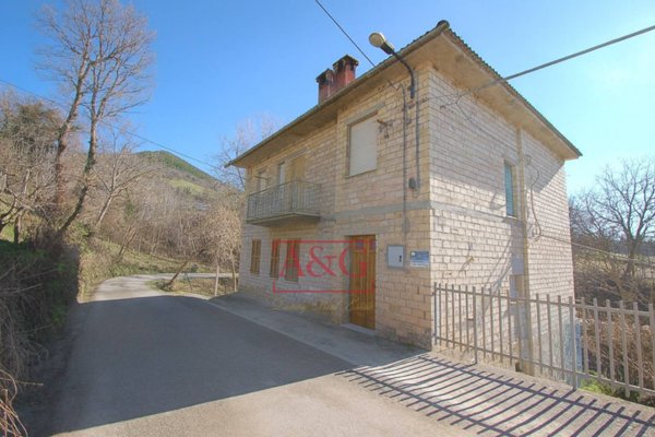 appartamento in vendita ad Amandola in zona Verri