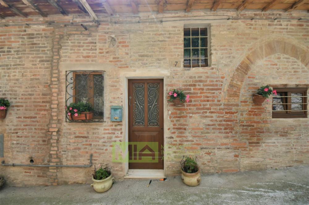 casa indipendente in vendita ad Amandola in zona Le Piane