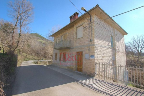 casa indipendente in vendita ad Amandola in zona Verri