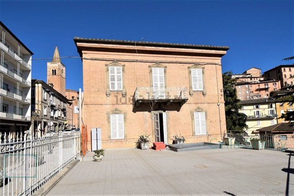 casa indipendente in vendita ad Amandola in zona Le Piane