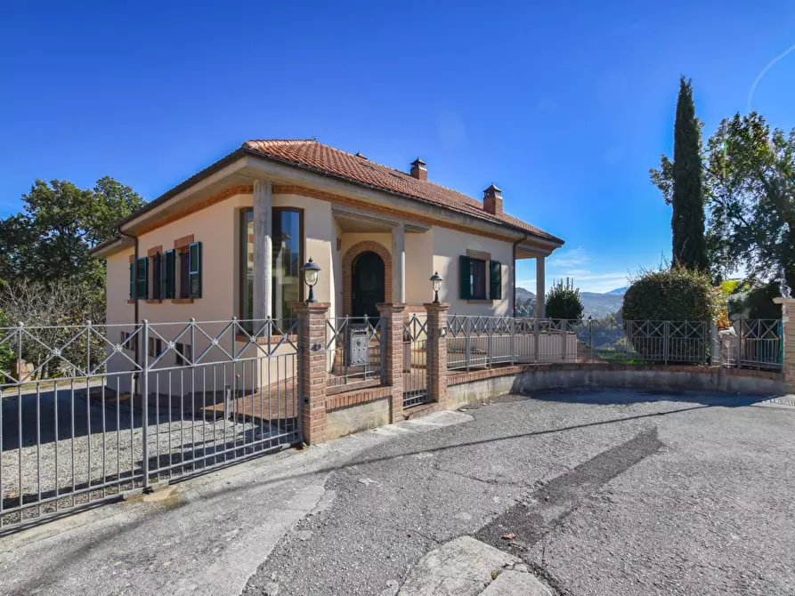 casa indipendente in vendita ad Amandola in zona Rustici