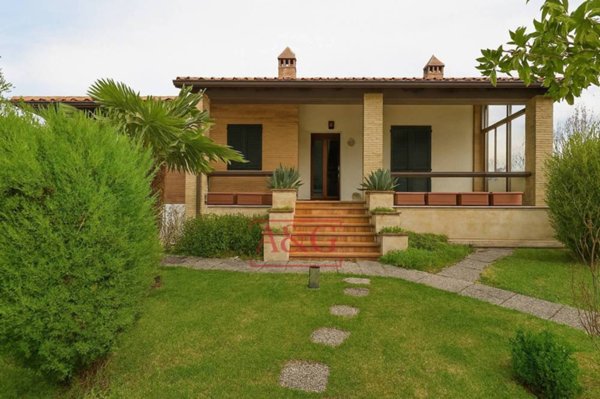 casa indipendente in vendita ad Amandola in zona Rustici