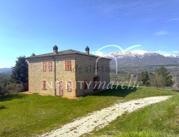 casa indipendente in vendita ad Amandola in zona Verri