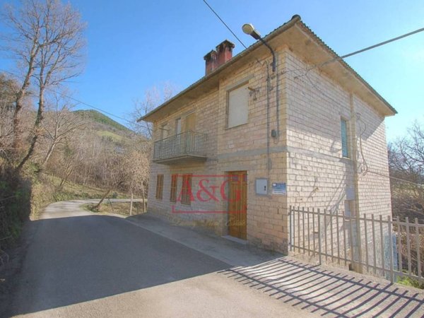 appartamento in vendita ad Amandola in zona Verri